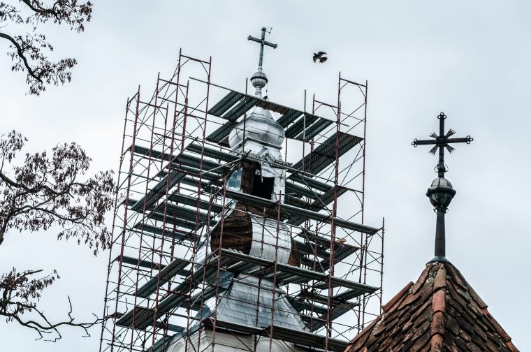 Újrabádogozzák a szépvízi örmény templom tornyát