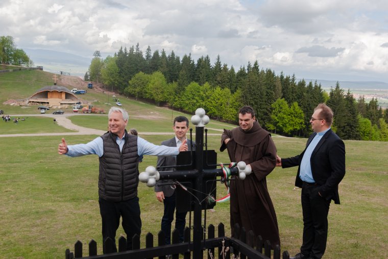 A magyar kormány 160 millió forinttal támogatja a csíksomlyói pápai mise előkészületeit