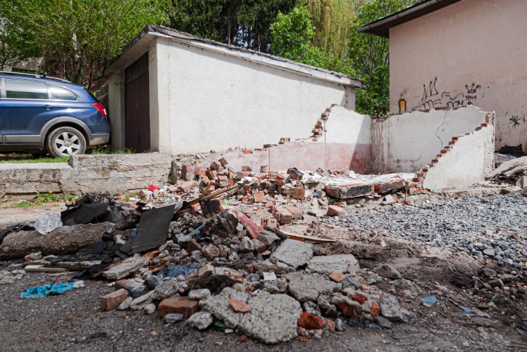 A téglából, betonból készült garázsokat is le kell bontani