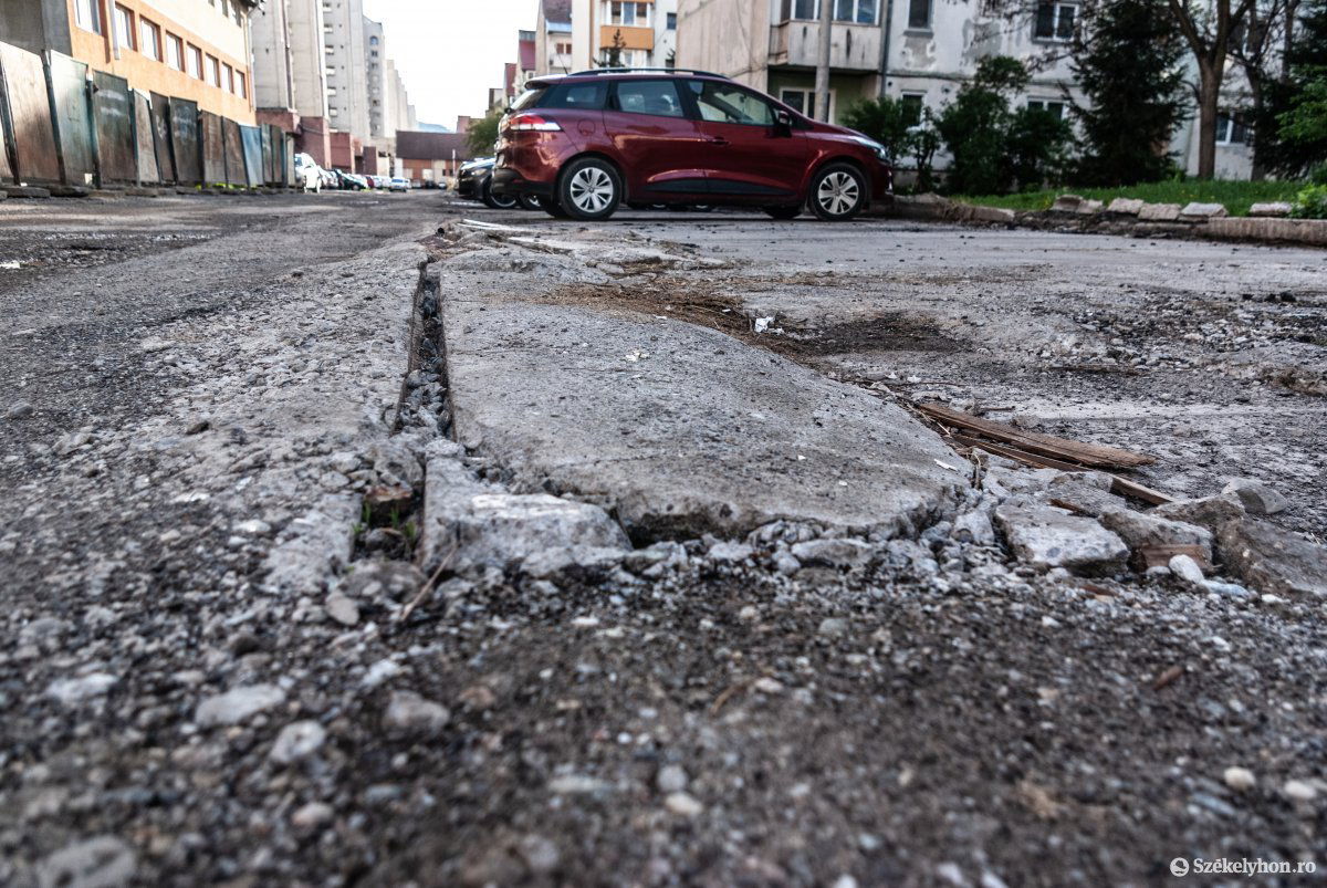 A parkolás feltételeit kell biztosítani, nagyobb munkálatokat csak a lakótelepi felújítások során végeznek •  Fotó: Gábos Albin
