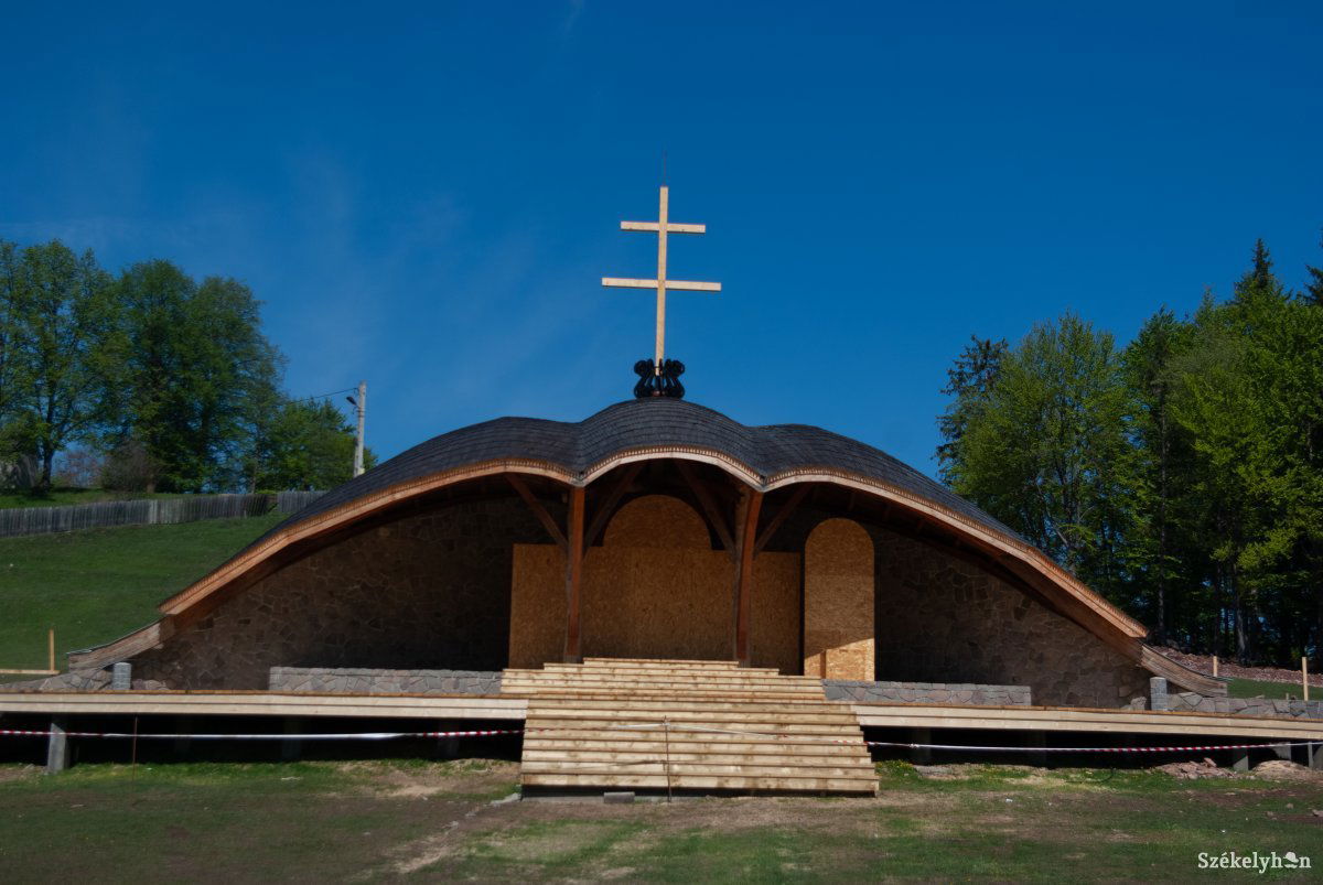 Az állami rendelkezések függvényében döntenek majd arról, hogy a szentmisét a fogadalmi templomban vagy a hegynyeregben, a Hármashalom oltárnál tartsák. &bullet;  Fotó: Gábos Albin