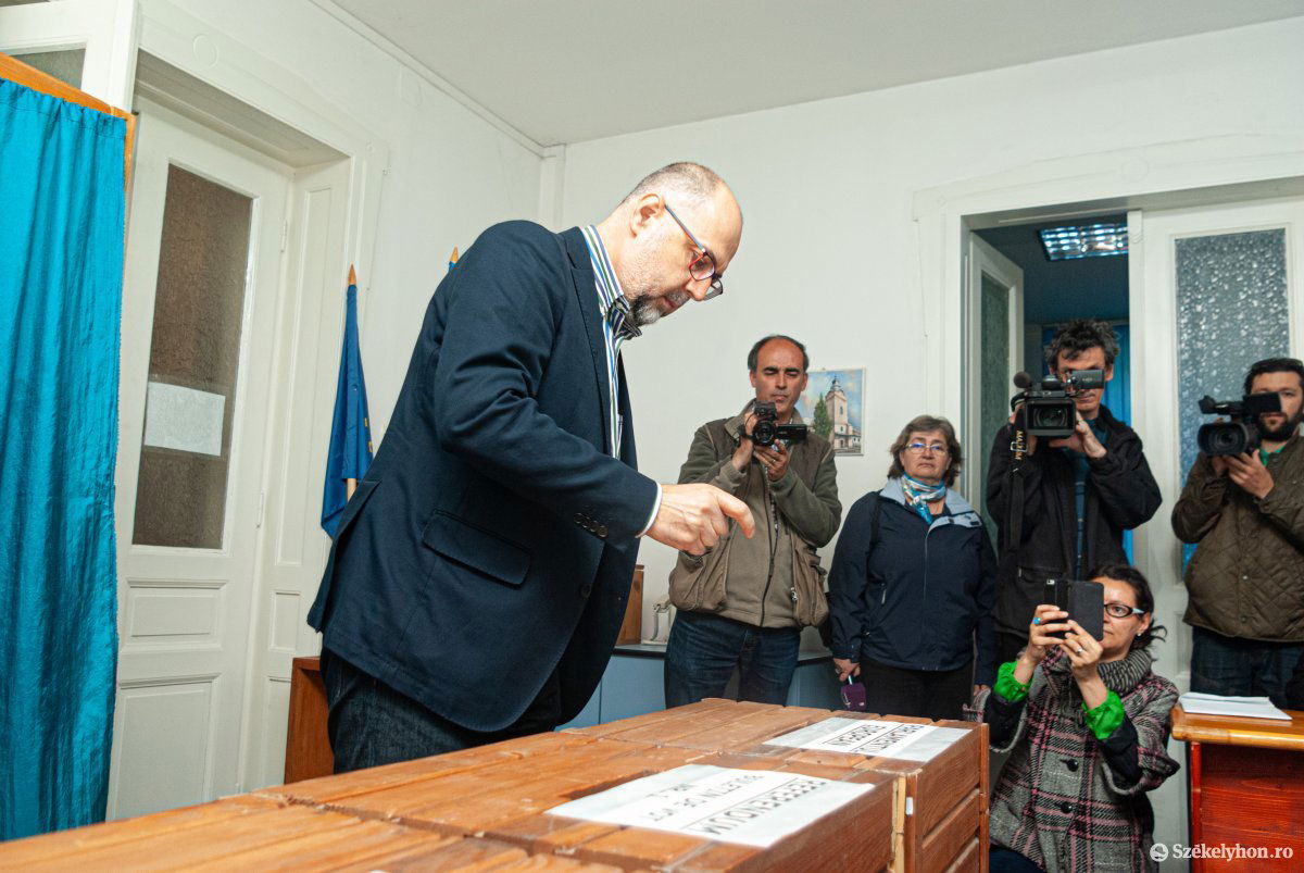 Kelemen Hunor Csíkkarcfalván szavazott •  Fotó: Gábos Albin