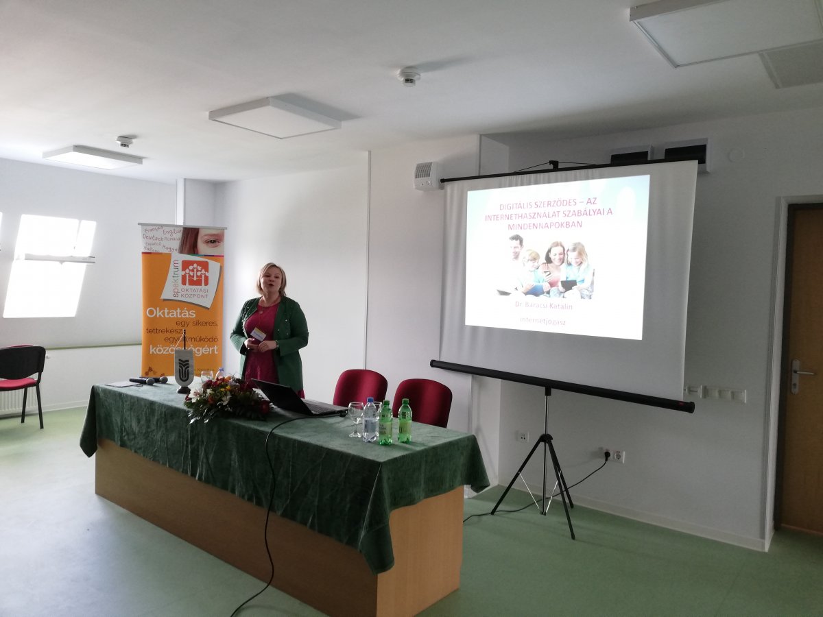 Dr. Baracsi Katalin internetjogász •  Fotó: Barabás Hajnal