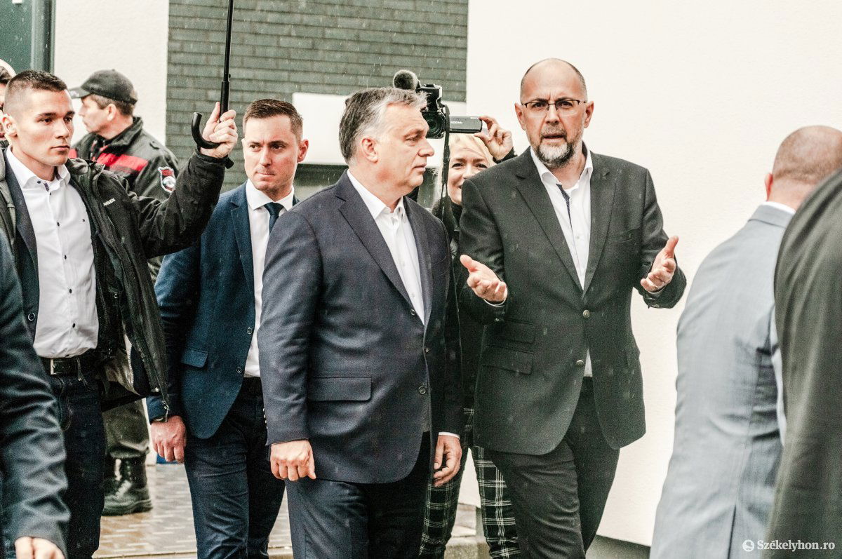 Kelemen Hunor Orbán Viktor társaságában Csíkkarcfalván •  Fotó: Gábos Albin