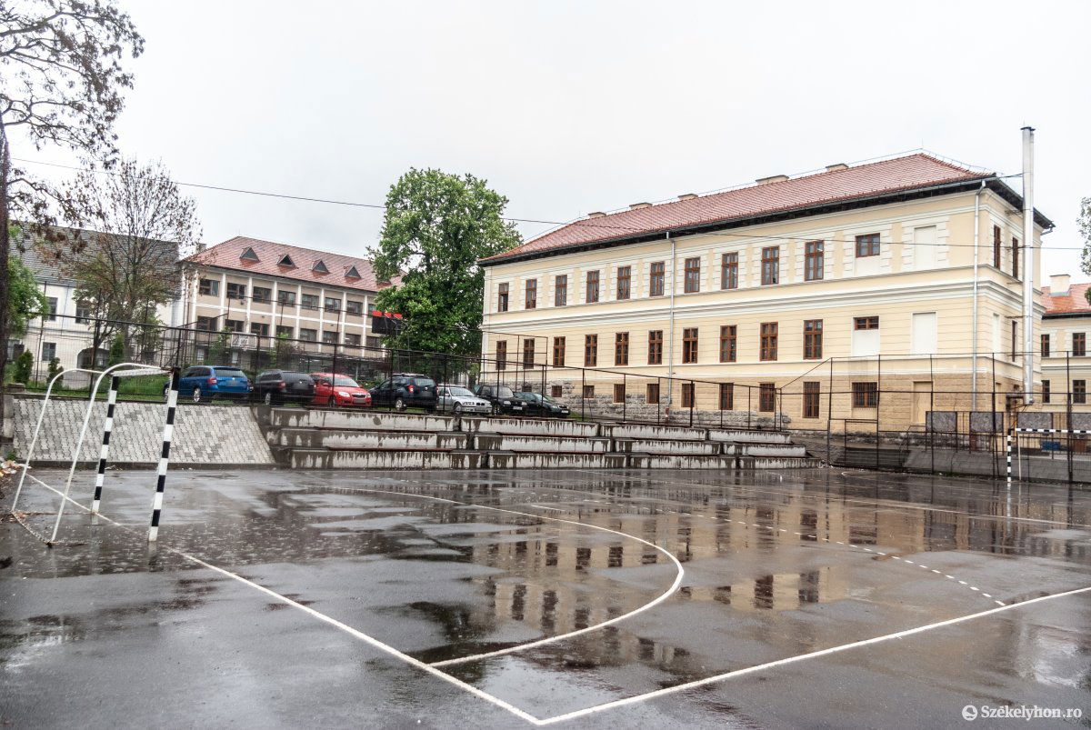 Ennek a sportpályának a helyén lenne a süllyesztett tornaterem •  Fotó: Gábos Albin