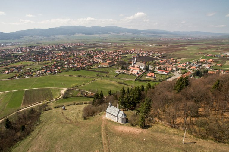 Megvan a hivatalos program, mégsem a csíkszeredai stadion előtt landol a pápát szállító helikopter