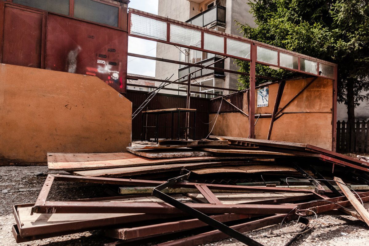 Sok garázst a határidő előtti utolsó napokban szednek szét •  Fotó: Gábos Albin