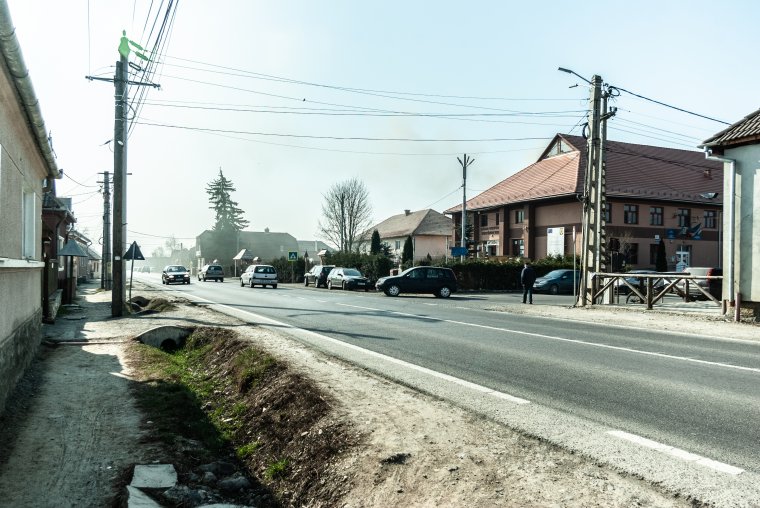 A falu, ahol a főút mentén végig járdát alakítanak ki