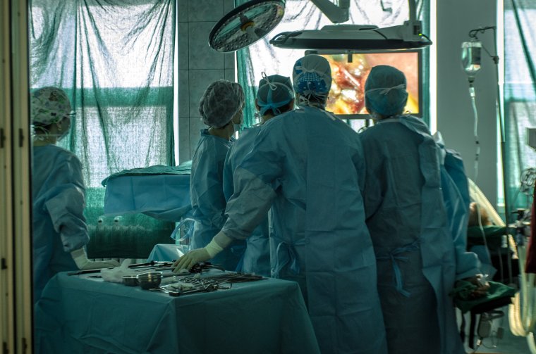 Kopogtat a jövő: robottal végeznének műtéteket a csíkszeredai kórházban