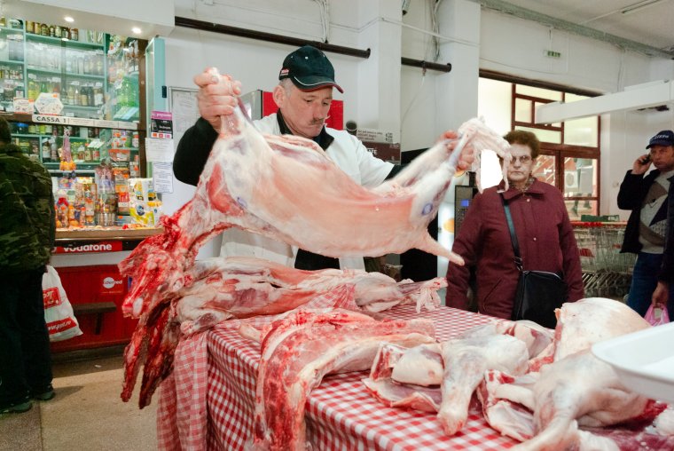 Kerüljék az út széléről, autók csomagteréből árusított bárányhúst