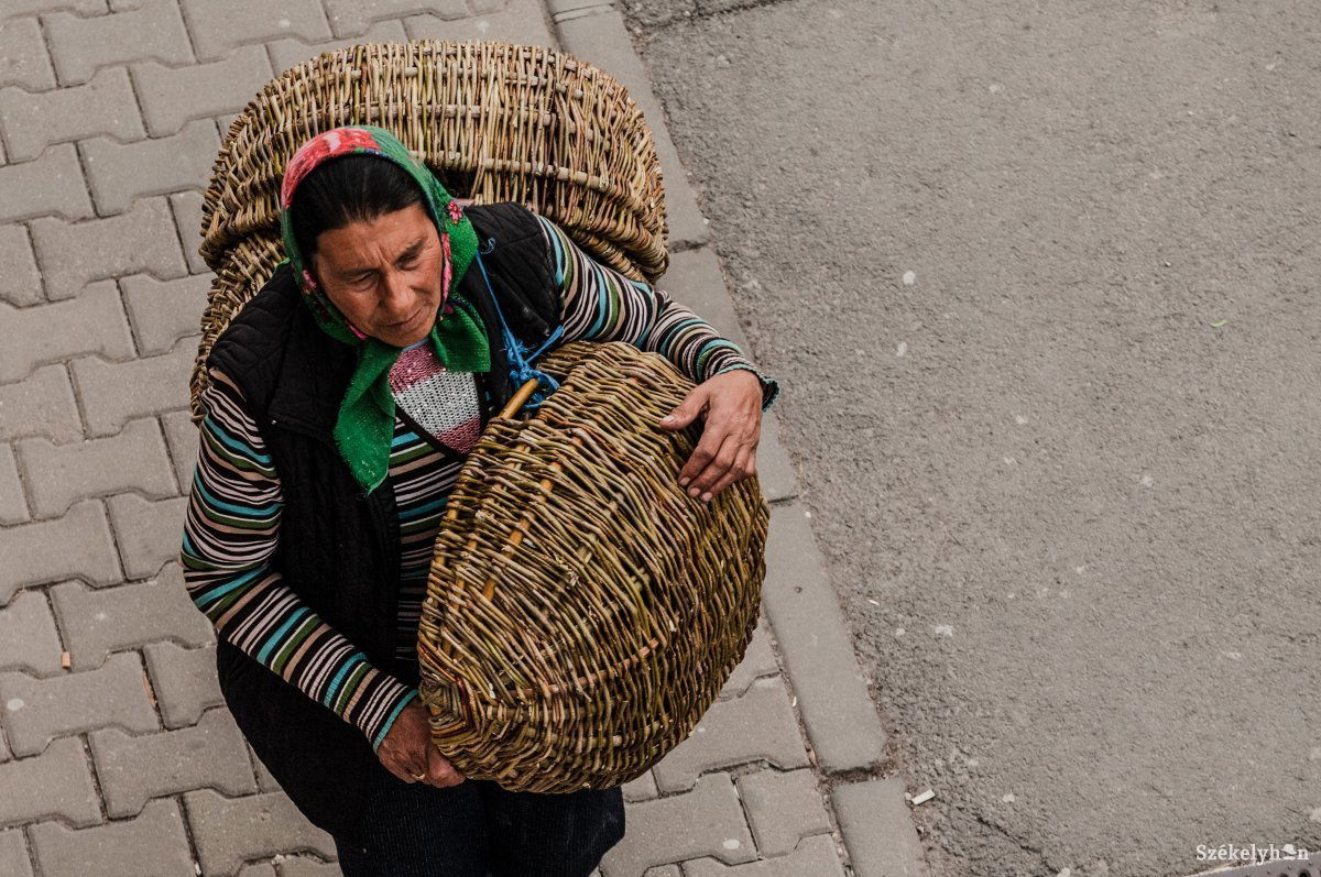 Nehezen tudják megőrizni tradicionális foglalkozásukat •  Fotó: Gábos Albin