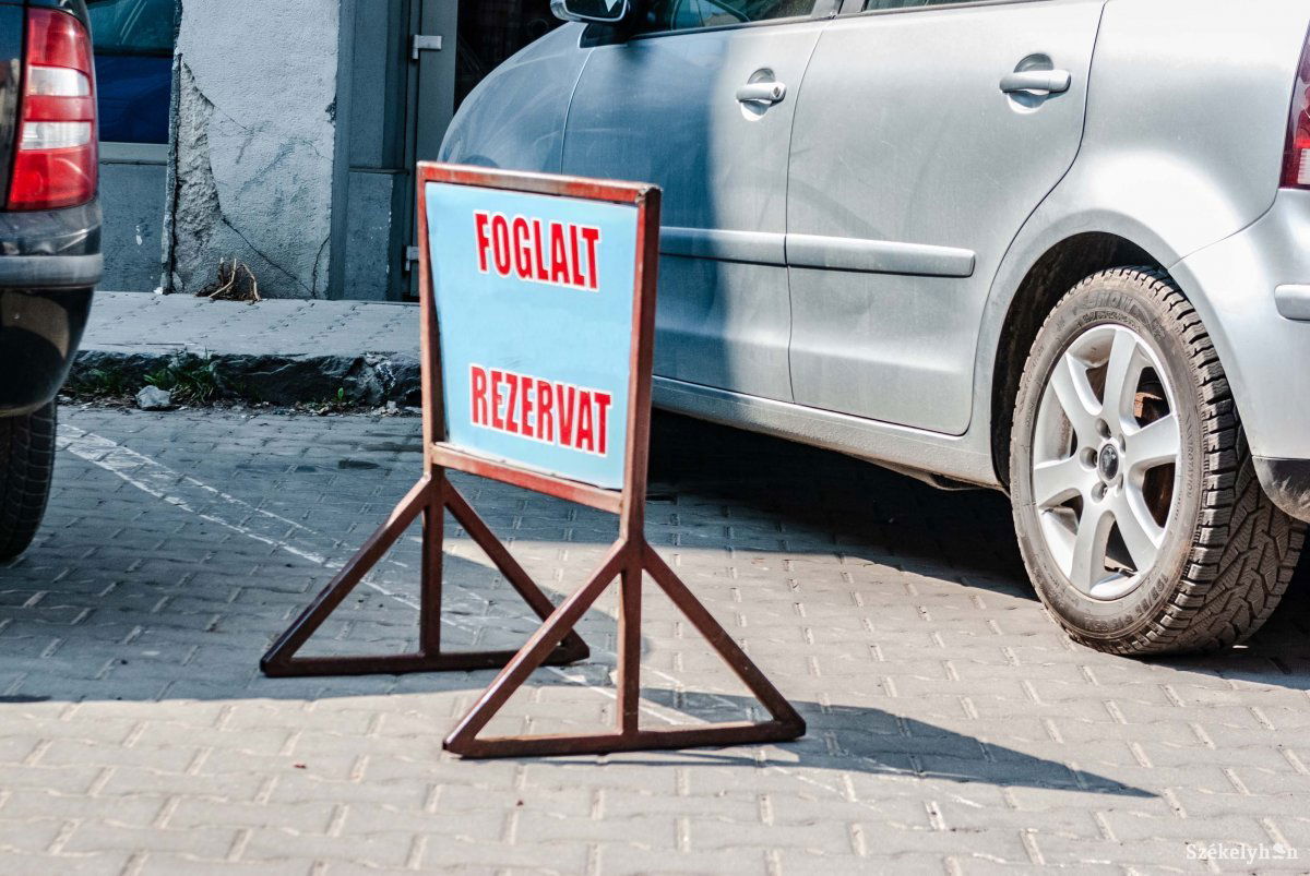 Jól jön a tábla, pedig nem szabályos. Egy ilyen eszközzel jogtalan előnyhöz jut annak használója •  Fotó: Gábos Albin