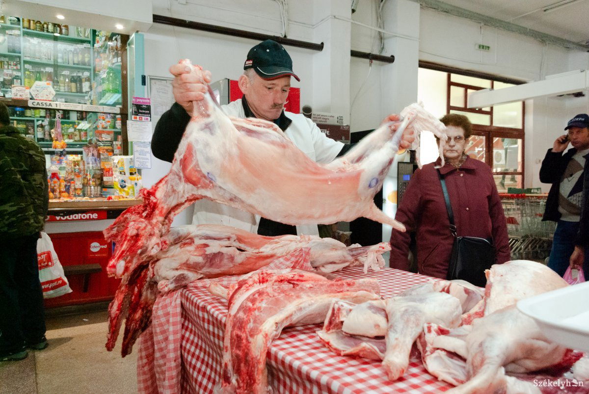 Sokak számára kihagyhatatlan a bárányhús •  Fotó: Gábos Albin