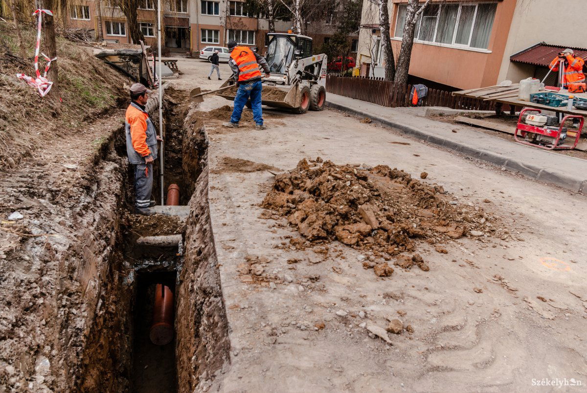 Az esővíz-elvezető hálózat építése még tart, ez a felújítás első lépése •  Fotó: Gábos Albin