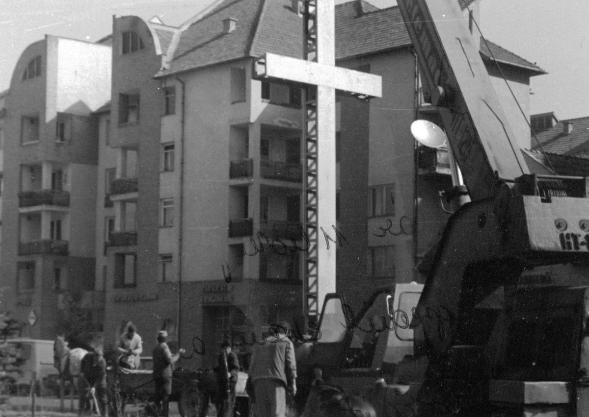 Fotón is megörökítették a keresztállítás pillanatát. Archív •  Fotó: Forrás: Szekeres Adorján