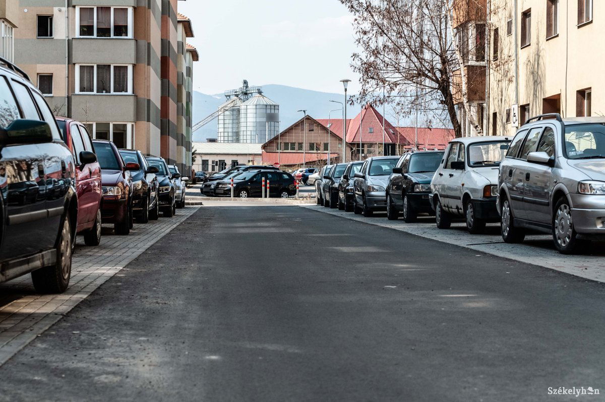 A felújított lakótelepi parkolók sem képesek befogadni az egyre növekvő autóállományt •  Fotó: Gábos Albin