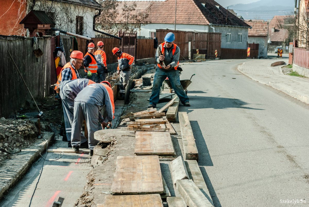 Járdát is építenek bizonyos szakaszokon Madéfalván •  Fotó: Gábos Albin