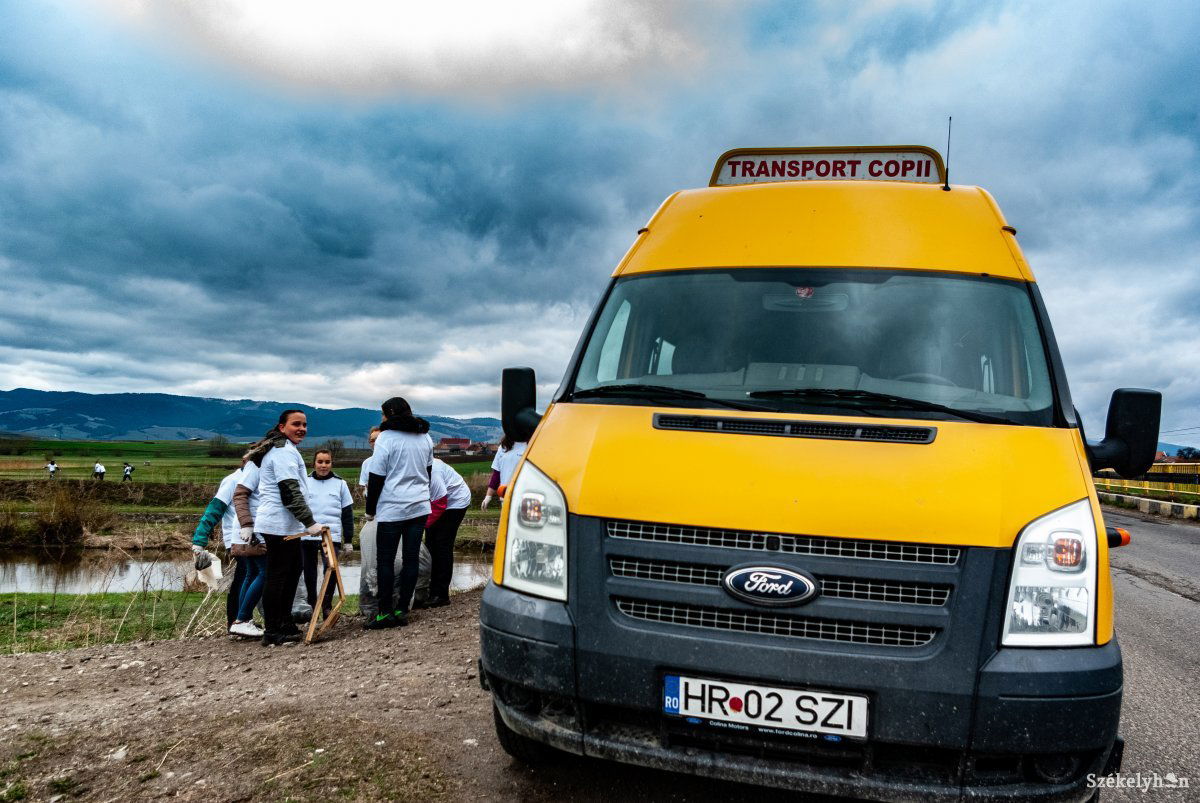Az Olt-folyó partját takarították Csíkszentimrén a szemétgyűjtési akcióba bekapcsolódó tanulók •  Fotó: Gábos Albin