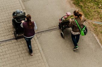 Két évre nő az összeszokási szabadság örökbefogadás esetén – A szülés utáni depressziót tudatosító hetet tartanak