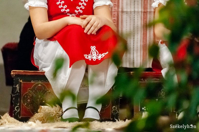 Az idők során átalakult a népviselet szerepe •  Fotó: Gábos Albin