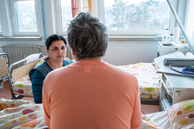 Megérzi, hogy kihez kell odamennie: Csillag Csilla segítő nővér fogja a betegek kezét, vigaszt nyújt a hozzátartozóknak