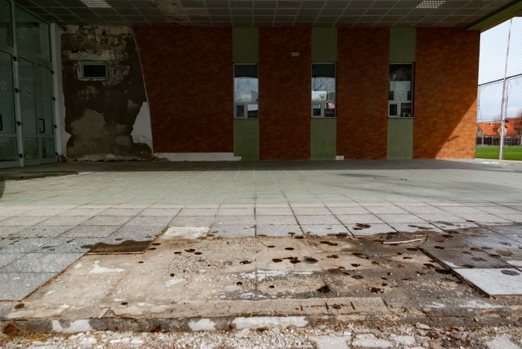 A költségvetés hiánya miatt késik a rongálódó aréna javítása