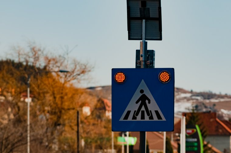 Okos zebrák – intelligens gyalogátjárókra váltanának több székelyföldi városban is