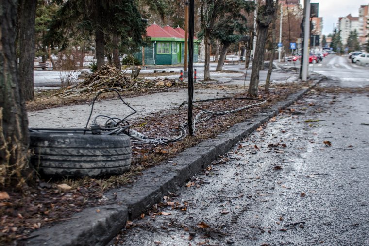 Sárga riasztást adtak ki az Erdélyben is süvítő erős szél miatt