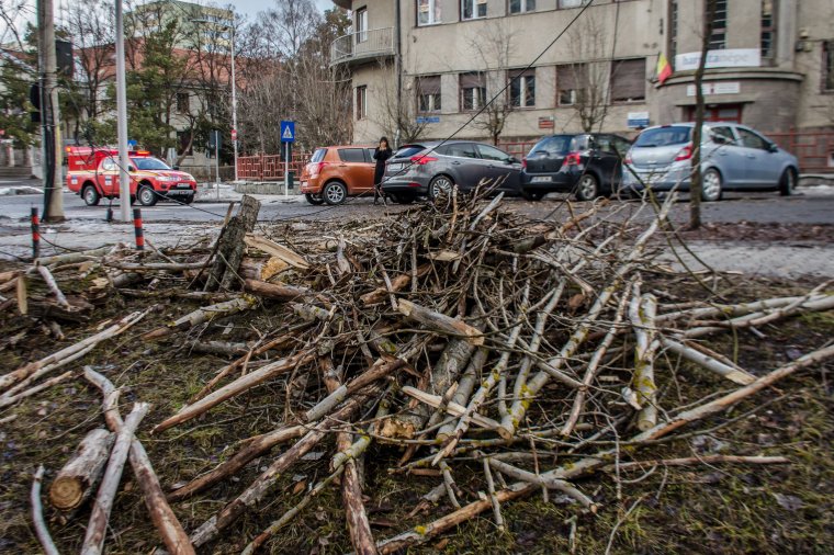 Ágak a földön Csíkszeredában, háztartások villany nélkül Csíkszéken