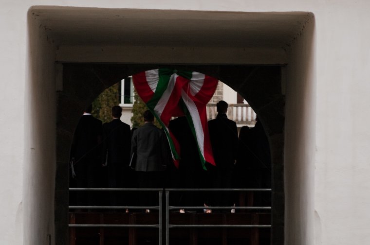 Más népek táncát járjuk, más népek zenéjét hallgatjuk