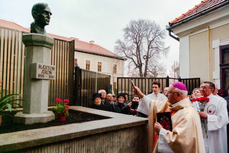 Méltó helyre került Márton Áron püspök mellszobra