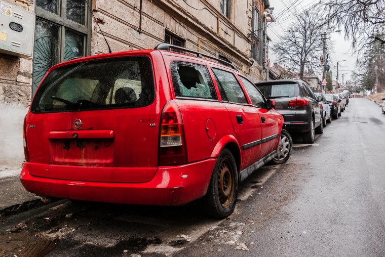 Elszállítják a gazdátlan járműveket Csíkszeredában