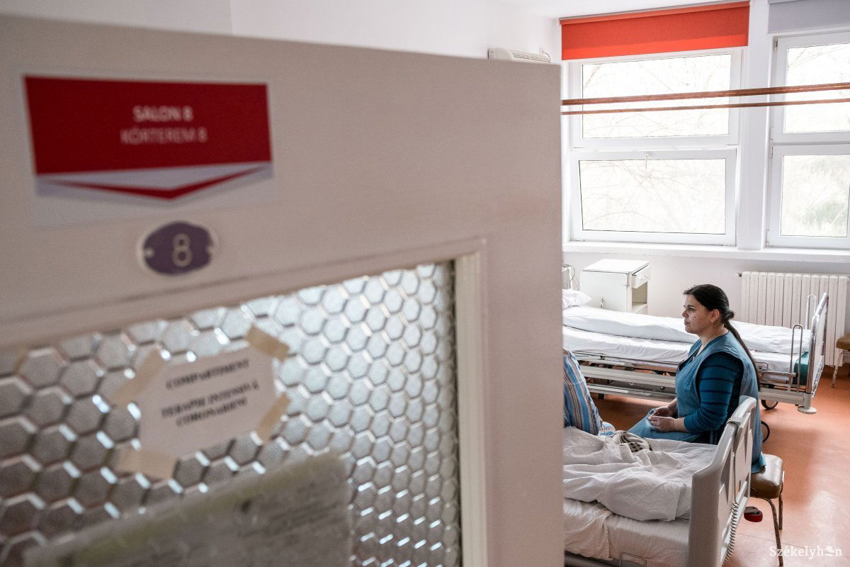 Egy beteg embernek gyakran az is segítség, ha valakivel meg tudja osztani a gondolatait, vívódásait •  Fotó: Veres Nándor