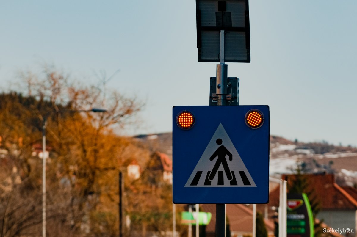Az okos zebrákra még várni kell, a gyalogátjáróknál táblák figyelmeztetnek •  Fotó: Gábos Albin