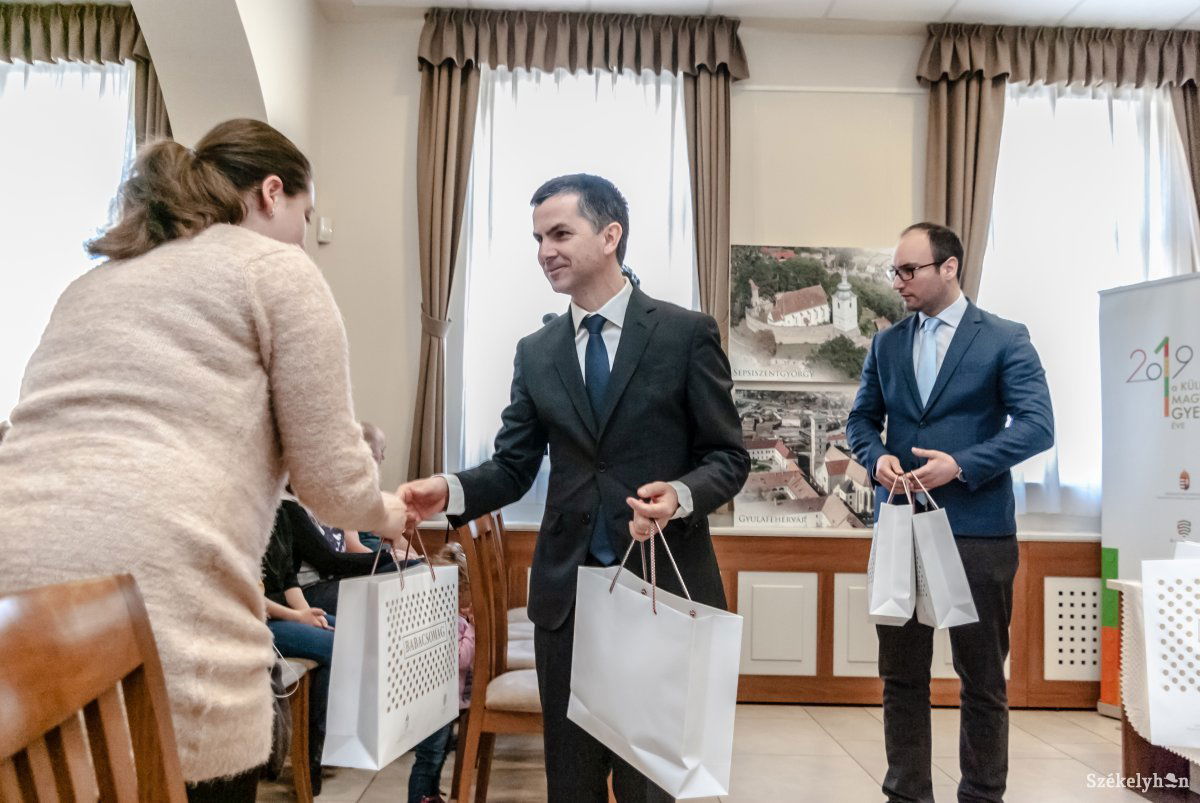 Ünnepként megélt rendezvény. Tóth László főkonzul adta át a csomagokat •  Fotó: Gábos Albin