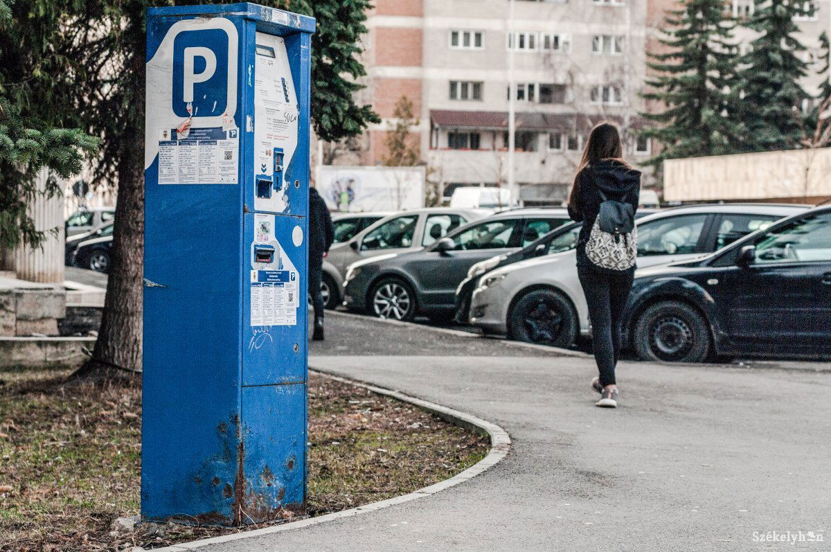 Használaton kívüli, elhanyagolt parkolóautomata Csíkszeredában. Hosszú ideje nincs rá szükség •  Fotó: Gábos Albin