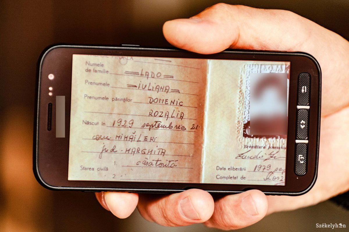 Születési bizonyítványt is cserélnek •  Fotó: Gábos Albin