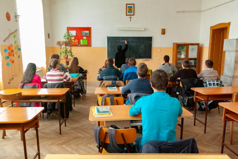 Több mint három hét után visszatérhetnek a diákok az iskolapadokba, a végzősök a vizsgákra készülnek
