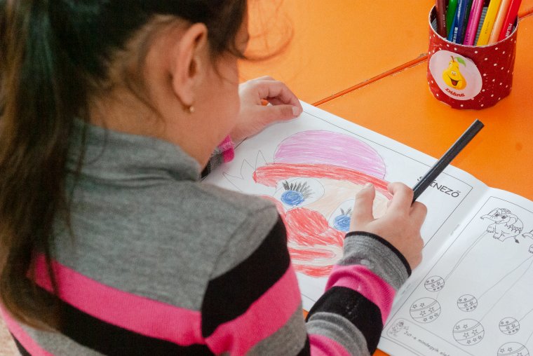 Megszavazták: fizetett betegszabadságra jogosult, aki karanténban vagy elkülönítésben levő kiskorúra vigyáz