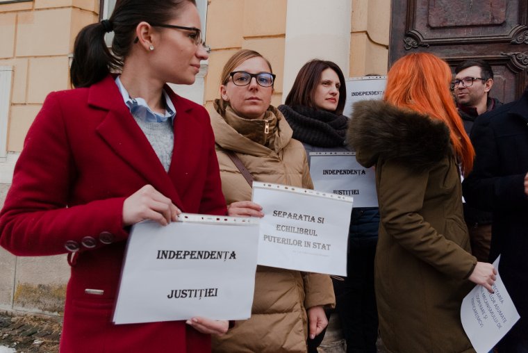 Csíkszeredában is tüntettek az igazságügyi törvényeket módosító kormányrendelet ellen