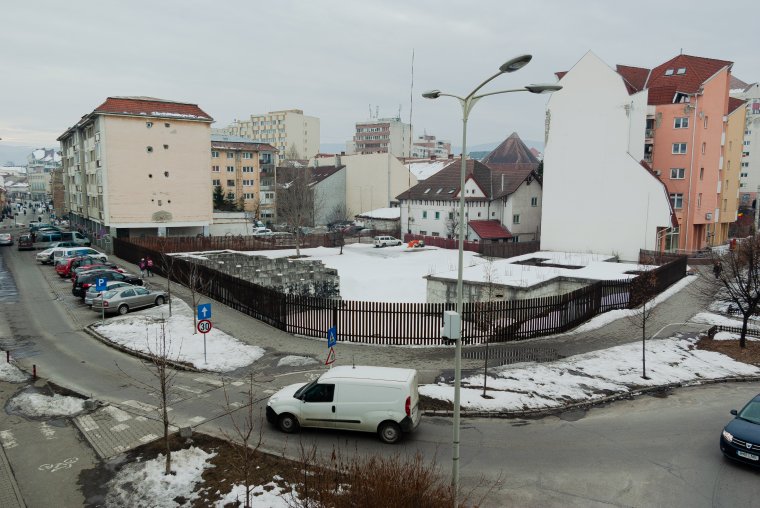 Szándék és lehetőség hiányában nem épülnek parkolóházak az üres telkeken