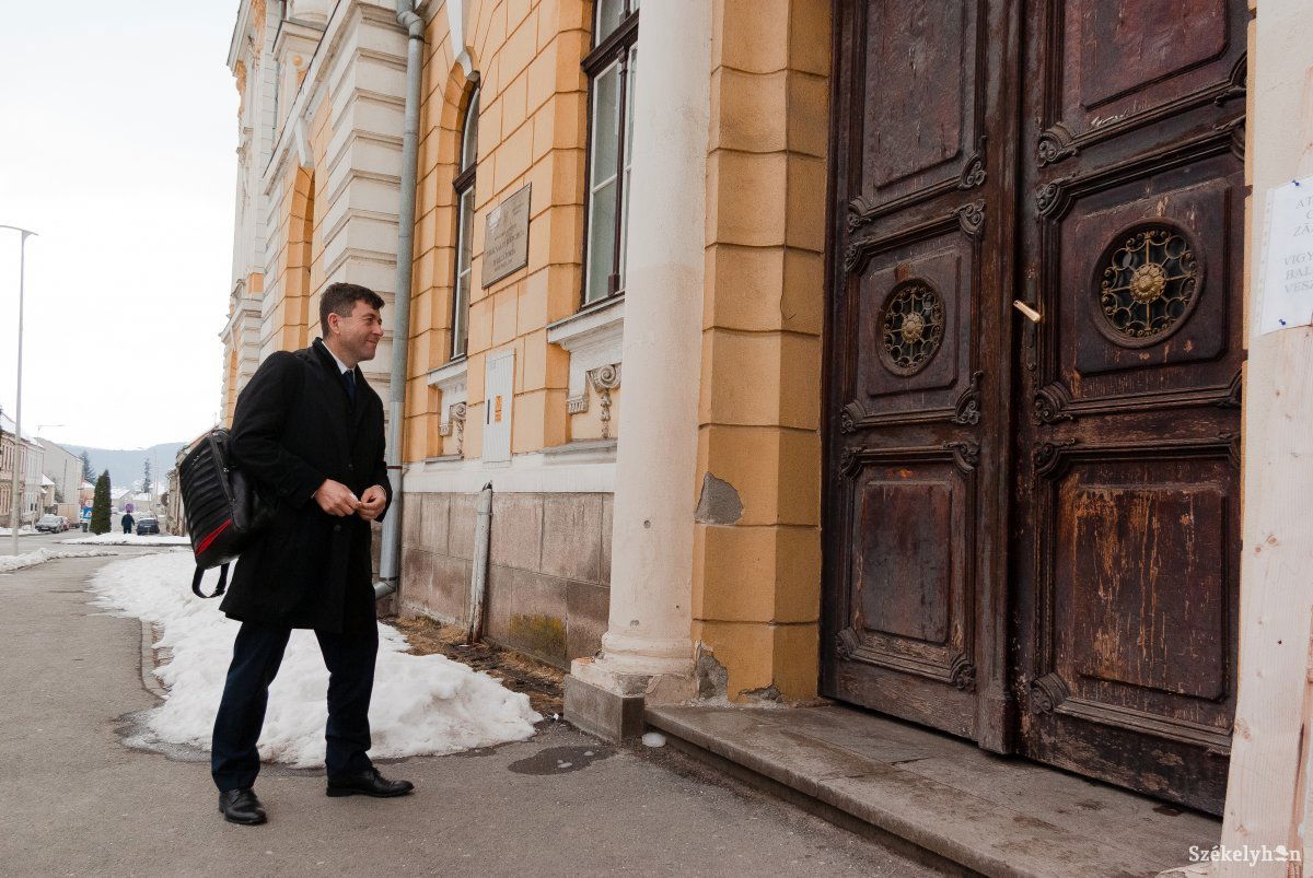 Borboly Csaba az Igazságügyi Palota előtt. Nincs előrelépés • Fotó: Gábos Albin