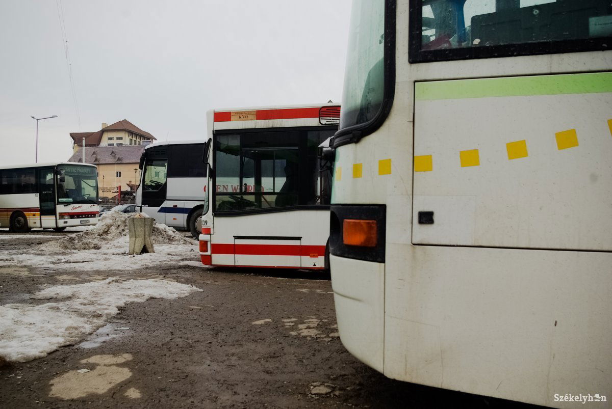 Indulásra készen. A székelyföldi busztársaságok a karanténkötelezettség kétoldali feloldására várnak. Képünk illusztráció •  Fotó: Gábos Albin