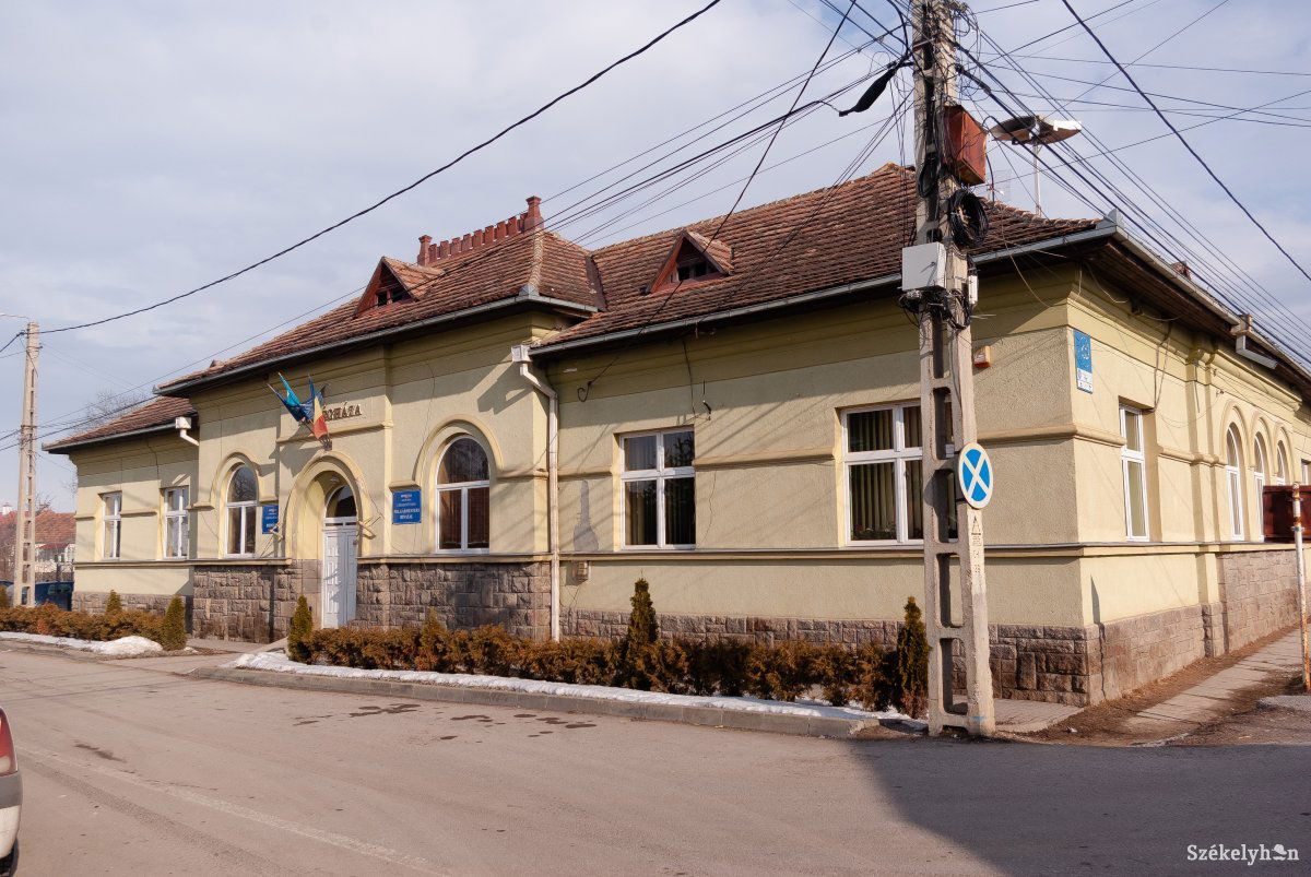 Tatarozás előtt a csíkszenttamási községháza. Kívül, belül megújul a több intézményt is magában foglaló épület •  Fotó: Gábos Albin