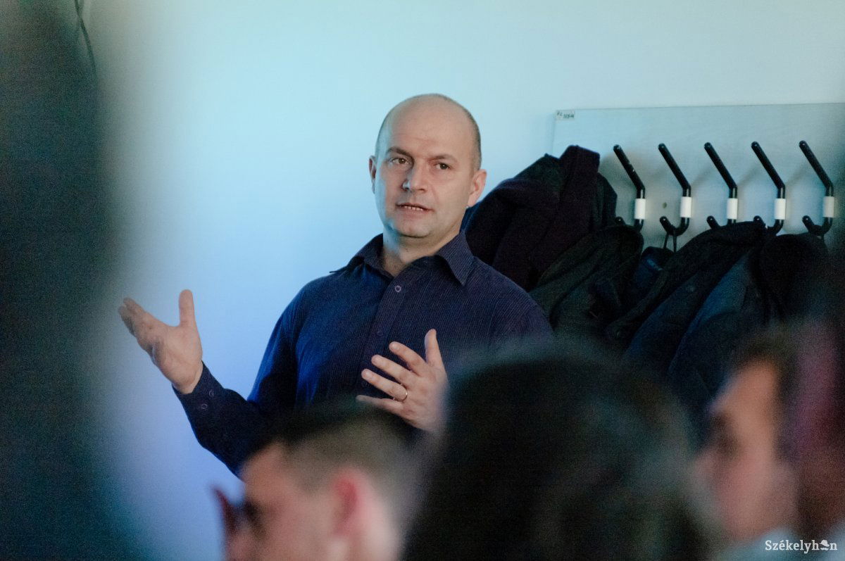 Mogyorós László tehenes gazdaságokat hasonlított össze •  Fotó: Gábos Albin