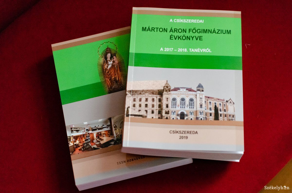 A 2014–2018-as tanévről készült kiadványát jelentette meg a Márton Áron Főgimnázium •  Fotó: Gábos Albin