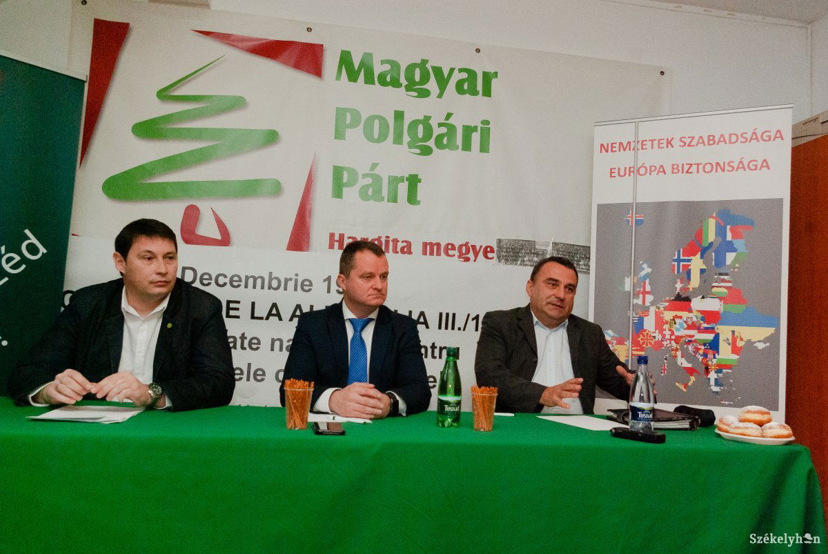 Balról jobbra: Salamon Zoltán, Mezei János, Sorbán Attila. A szülőföldön maradást támogatják •  Fotó: Gábos Albin