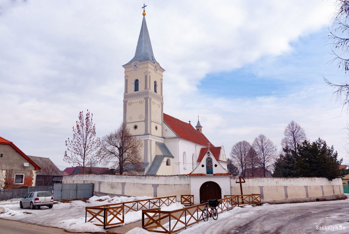 Csíkszenttamás temploma •  Fotó: Gábos Albin