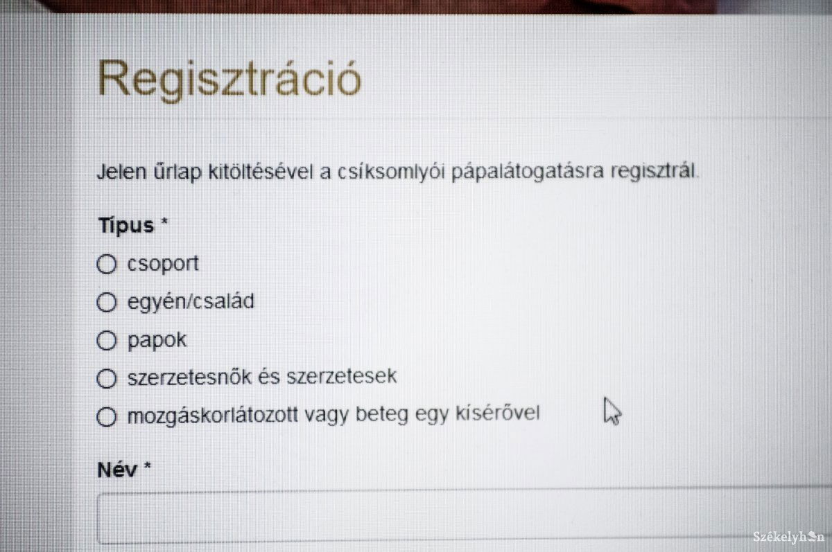 A szervezők arra kérnek mindenkit, hogy időben regisztráljanak a pápalátogatásra •  Fotó: Gábos Albin