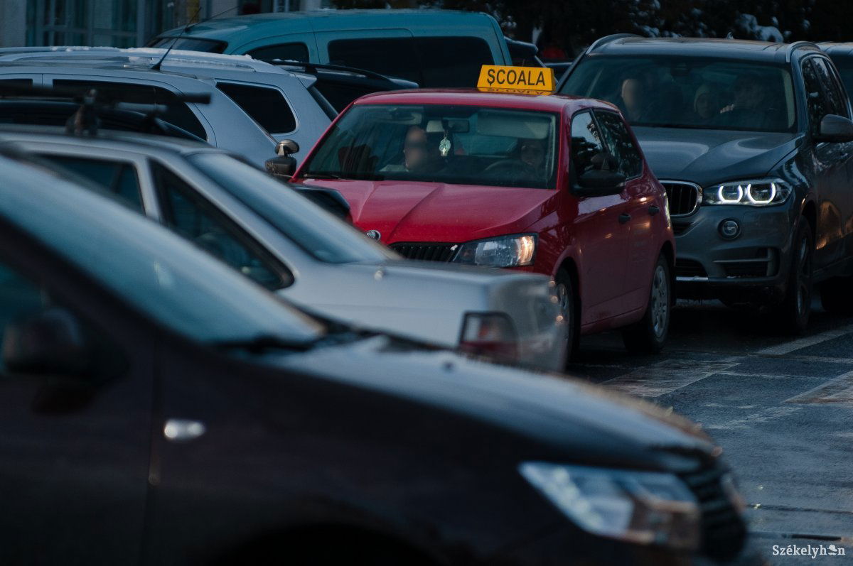 Csúcsforgalomban. Székelyföldön merőben újnak számít a park and ride módszer •  Fotó: Gábos Albin